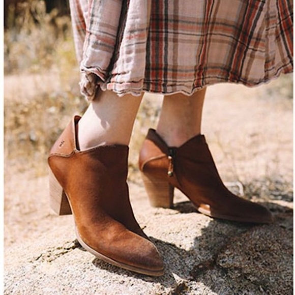 Frye Reed Scallop Cognac Leather Heeled Ankle Boot - Picture 4 of 16